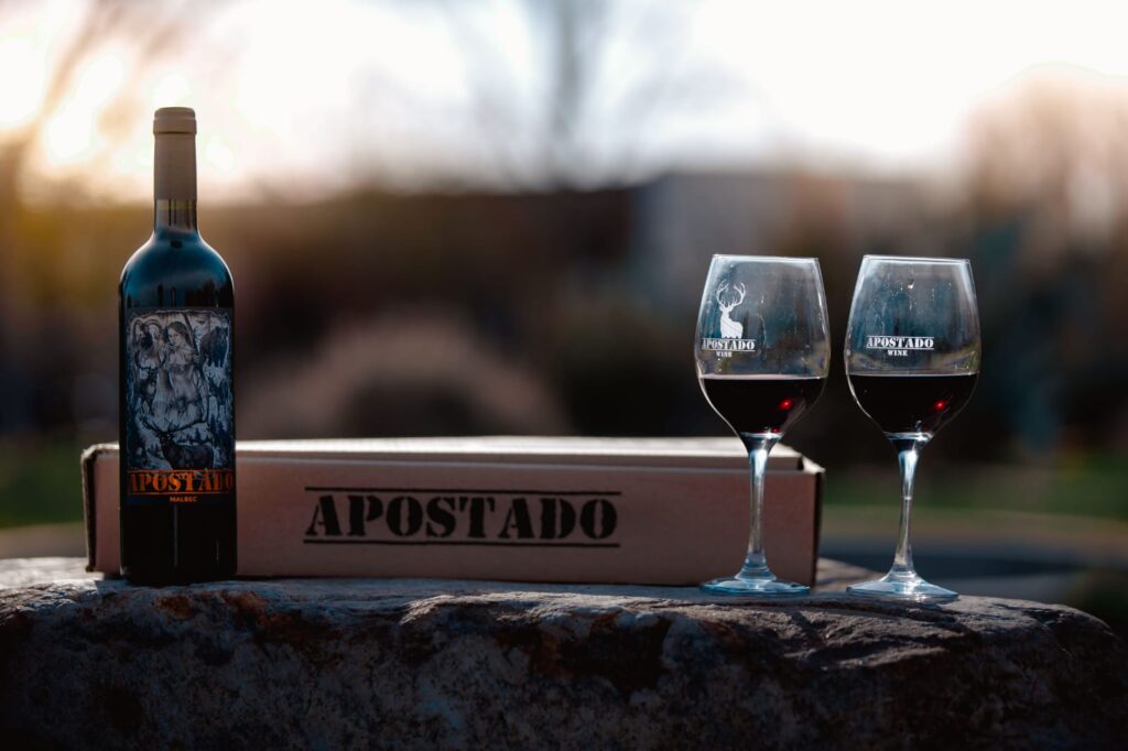 ApostadoWines.com - Bodega Boutique Apostado Wines - Mendoza, Argentina - Vinos que celebran la tradición y el espíritu de la cacería, diseñados para acompañar momentos únicos en la vida del cazador. Apostado Wines de Pedro Salinas y Pablo Forestello. MALBEC 2024